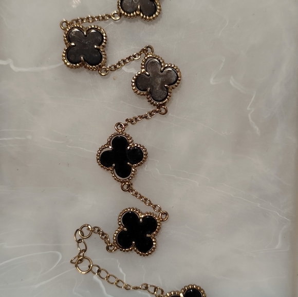 Elegant Black and Gold Clover Bracelet - Picture 6 of 6